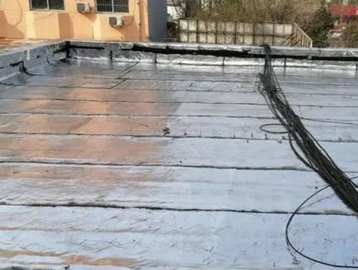涞源县卫生间漏水维修公司分享下涞源县屋面楼顶防水刚性防水层施工要点。